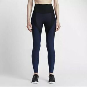 Nike zoned sculpt legging, small